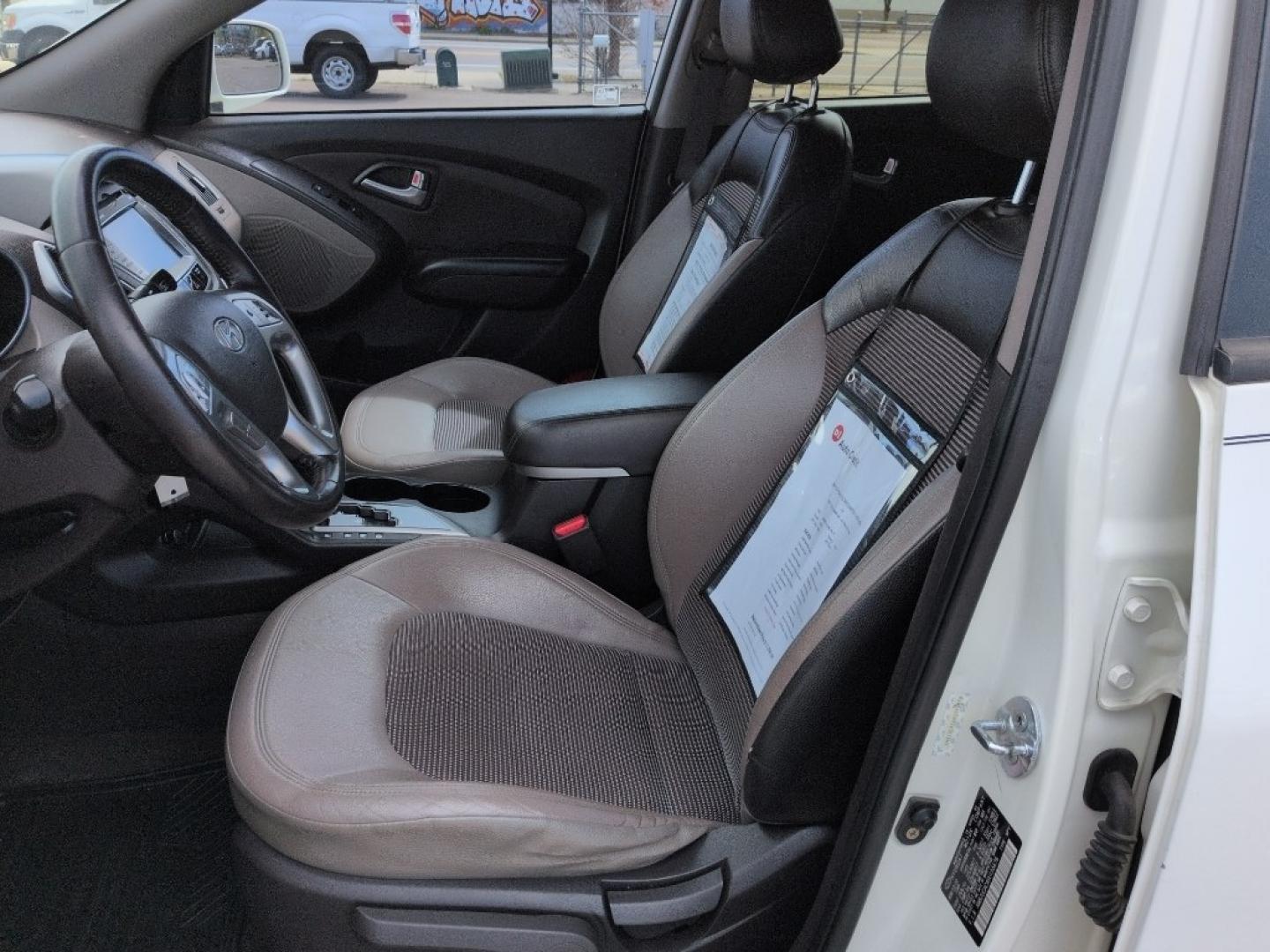 2011 WHITE Hyundai Tucson LIMITED AUTO AWD (KM8JUCAC4BU) with an 4 Cyl, 2.4L engine, Automatic transmission, located at 10890 W. Colfax Ave., Lakewood, CO, 80215, (303) 274-7692, 39.739914, -105.120132 - Photo#14