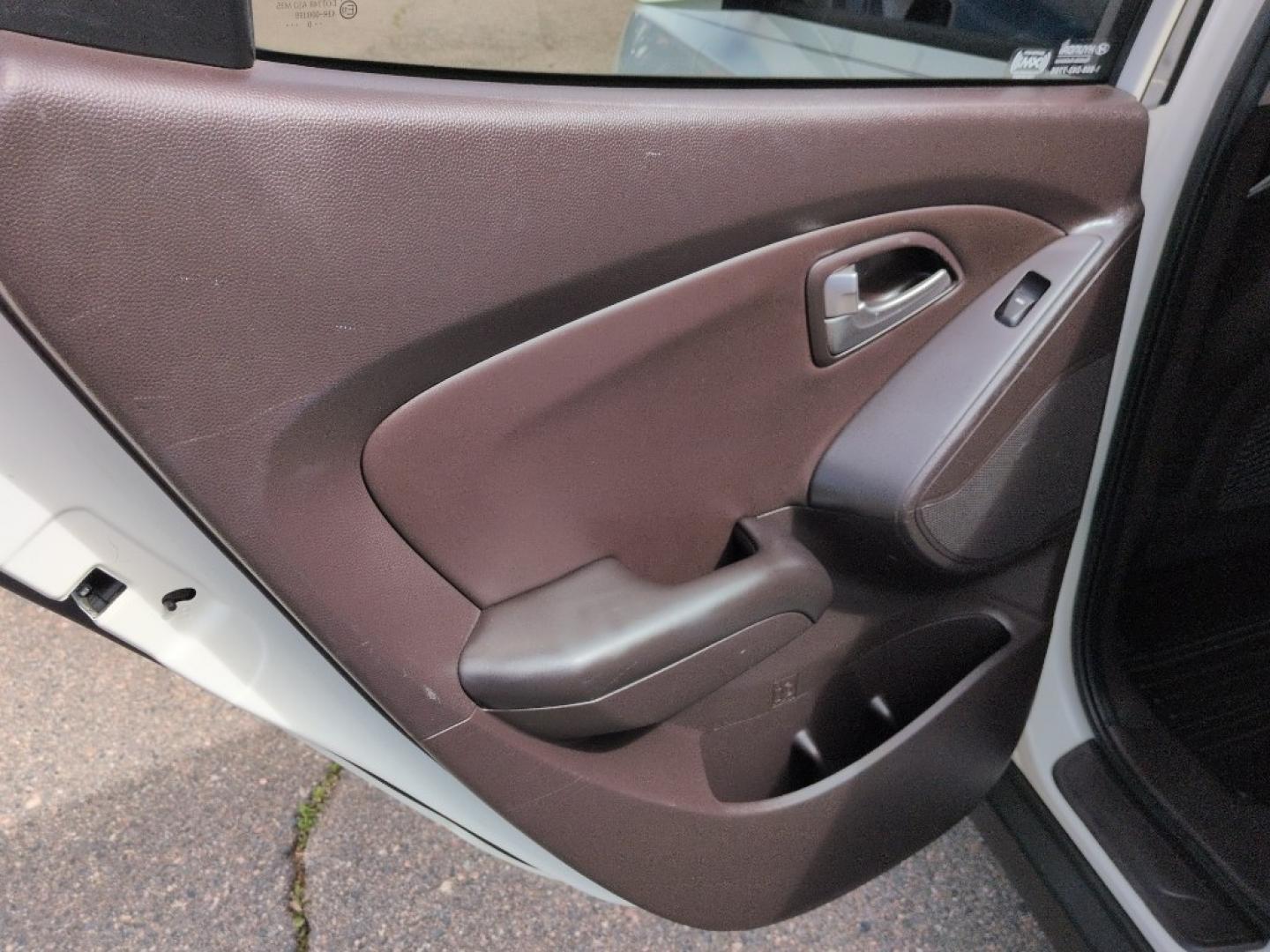 2011 WHITE Hyundai Tucson LIMITED AUTO AWD (KM8JUCAC4BU) with an 4 Cyl, 2.4L engine, Automatic transmission, located at 10890 W. Colfax Ave., Lakewood, CO, 80215, (303) 274-7692, 39.739914, -105.120132 - Photo#15