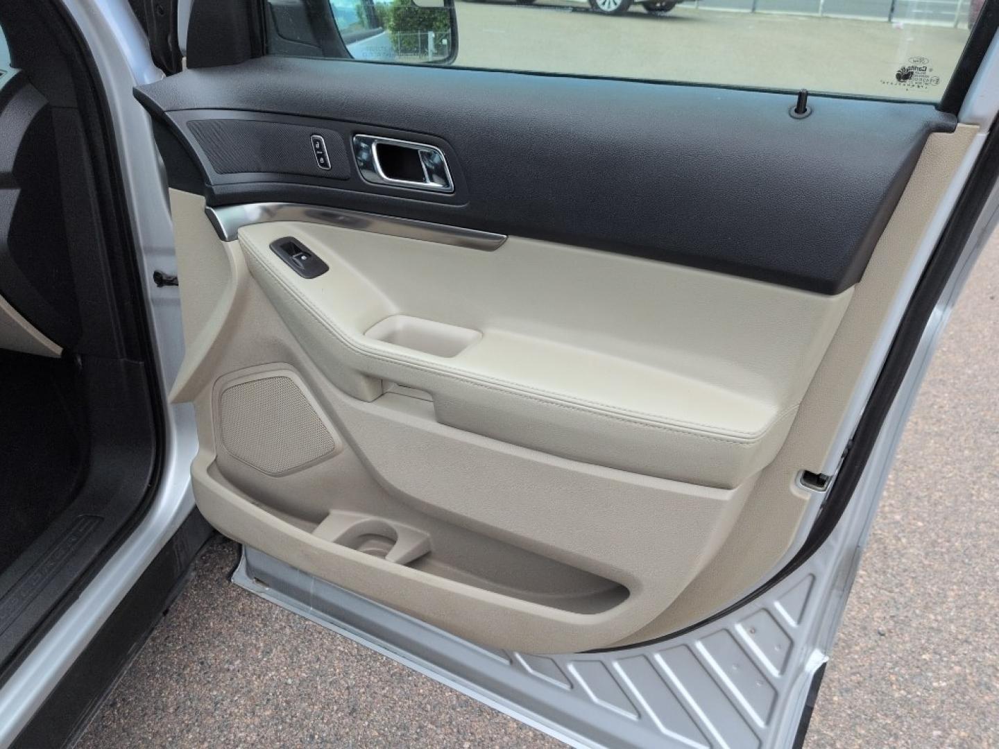 2015 SILVER Ford Explorer Base (1FM5K8B85FG) with an V6, 3.5L engine, Automatic transmission, located at 10890 W. Colfax Ave., Lakewood, CO, 80215, (303) 274-7692, 39.739914, -105.120132- Photo#17