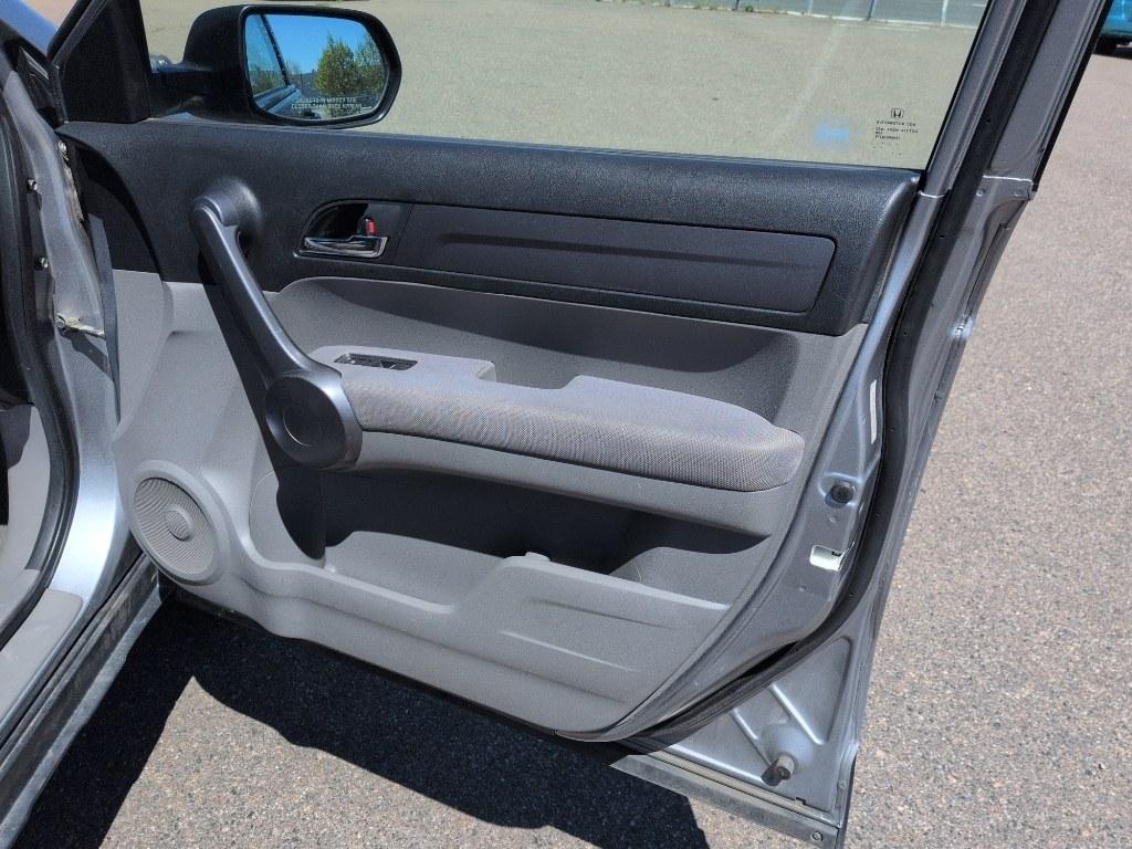2008 SILVER Honda CR-V LX (3CZRE38368G) with an 4 Cyl, 2.4L engine, Automatic transmission, located at 10890 W. Colfax Ave., Lakewood, CO, 80215, (303) 274-7692, 39.739914, -105.120132 - Photo#16