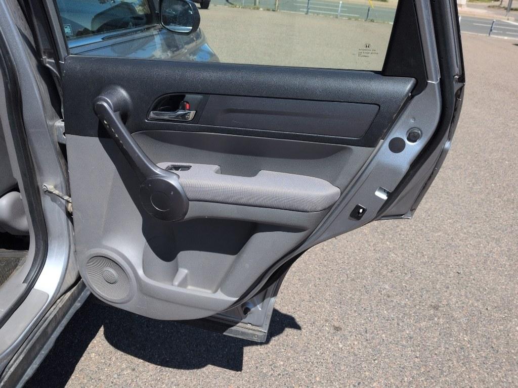 2008 SILVER Honda CR-V LX (3CZRE38368G) with an 4 Cyl, 2.4L engine, Automatic transmission, located at 10890 W. Colfax Ave., Lakewood, CO, 80215, (303) 274-7692, 39.739914, -105.120132 - Photo#18