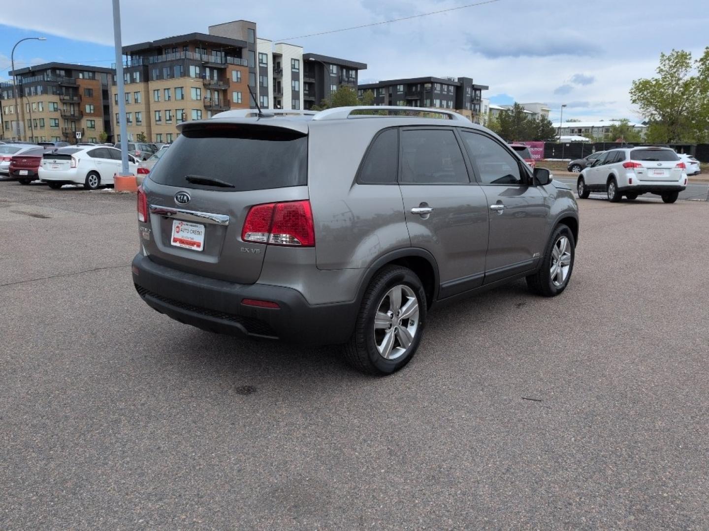 2012 SILVER Kia Sorento EX V6 4WD (5XYKUDA29CG) with an V6, 3.5L engine, Automatic transmission, located at 10890 W. Colfax Ave., Lakewood, CO, 80215, (303) 274-7692, 39.739914, -105.120132 - Photo#4