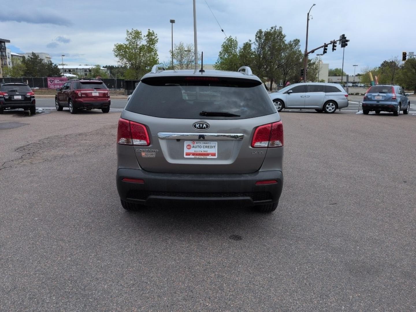 2012 SILVER Kia Sorento EX V6 4WD (5XYKUDA29CG) with an V6, 3.5L engine, Automatic transmission, located at 10890 W. Colfax Ave., Lakewood, CO, 80215, (303) 274-7692, 39.739914, -105.120132 - Photo#5