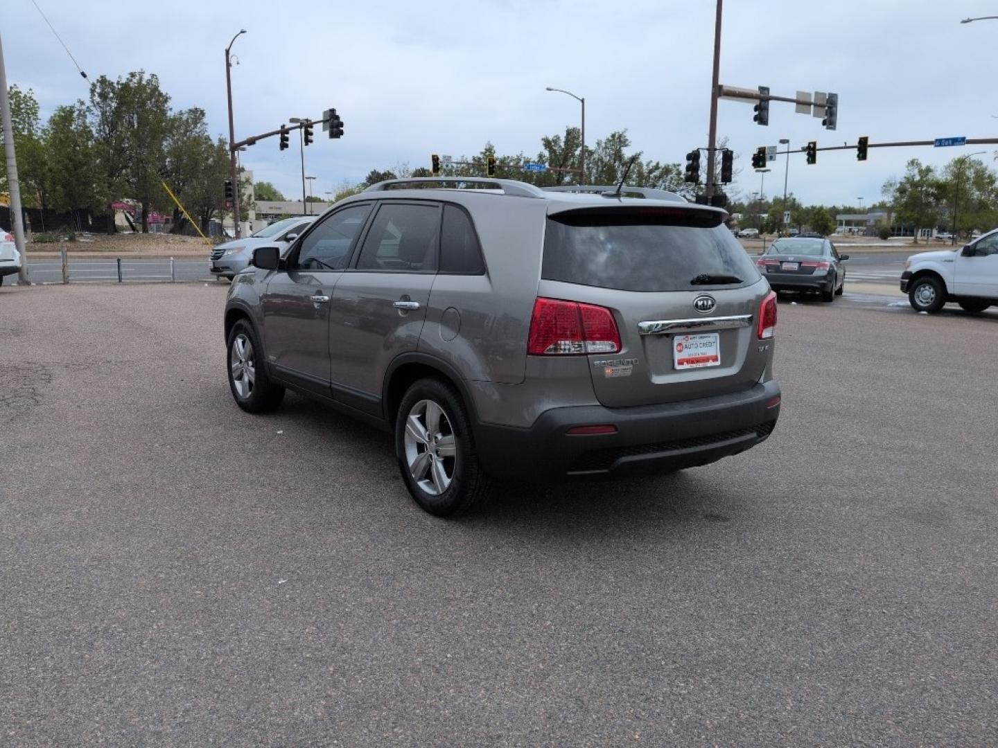 2012 SILVER Kia Sorento EX V6 4WD (5XYKUDA29CG) with an V6, 3.5L engine, Automatic transmission, located at 10890 W. Colfax Ave., Lakewood, CO, 80215, (303) 274-7692, 39.739914, -105.120132 - Photo#6