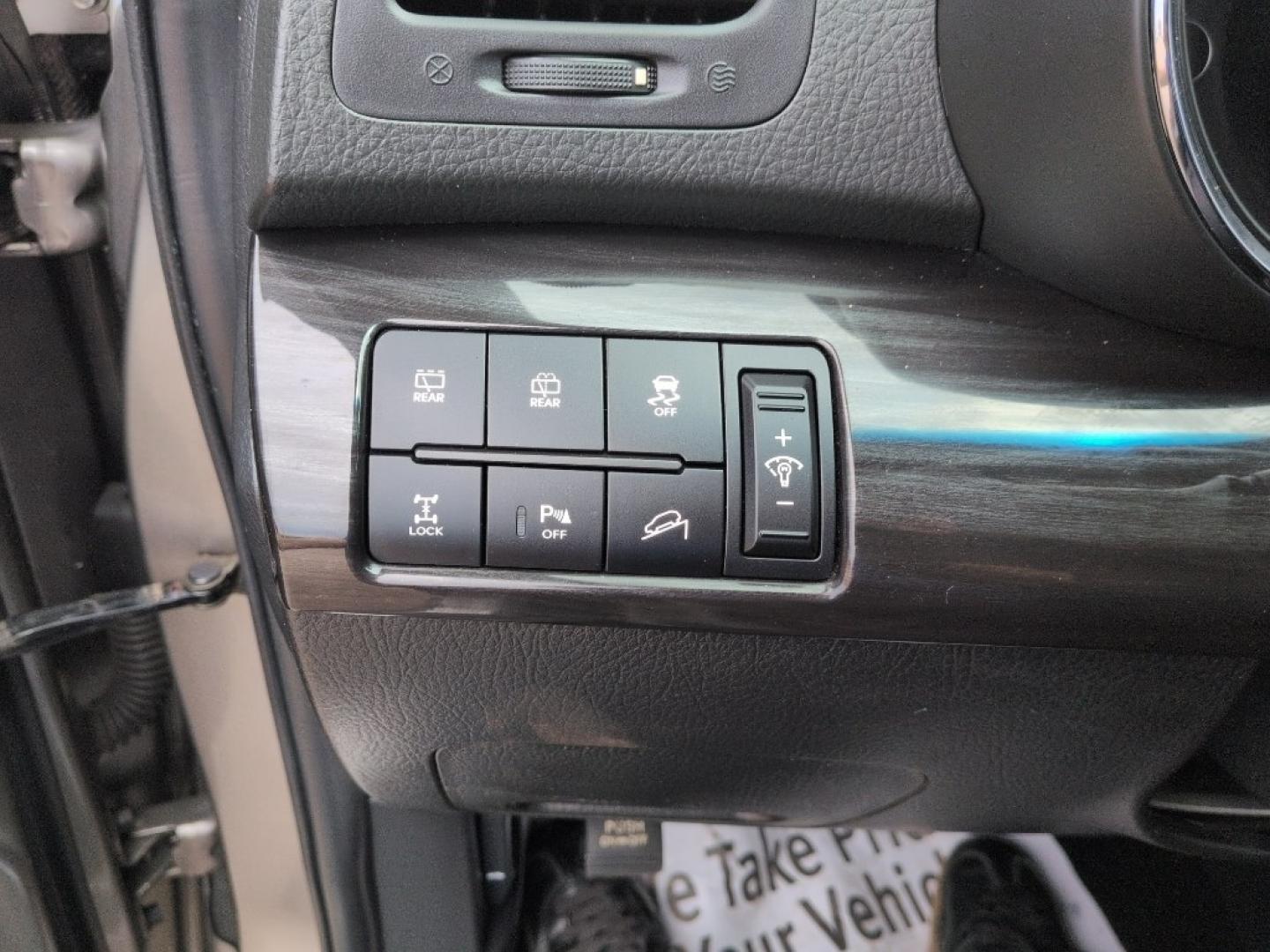 2012 SILVER Kia Sorento EX V6 4WD (5XYKUDA29CG) with an V6, 3.5L engine, Automatic transmission, located at 10890 W. Colfax Ave., Lakewood, CO, 80215, (303) 274-7692, 39.739914, -105.120132 - Photo#14