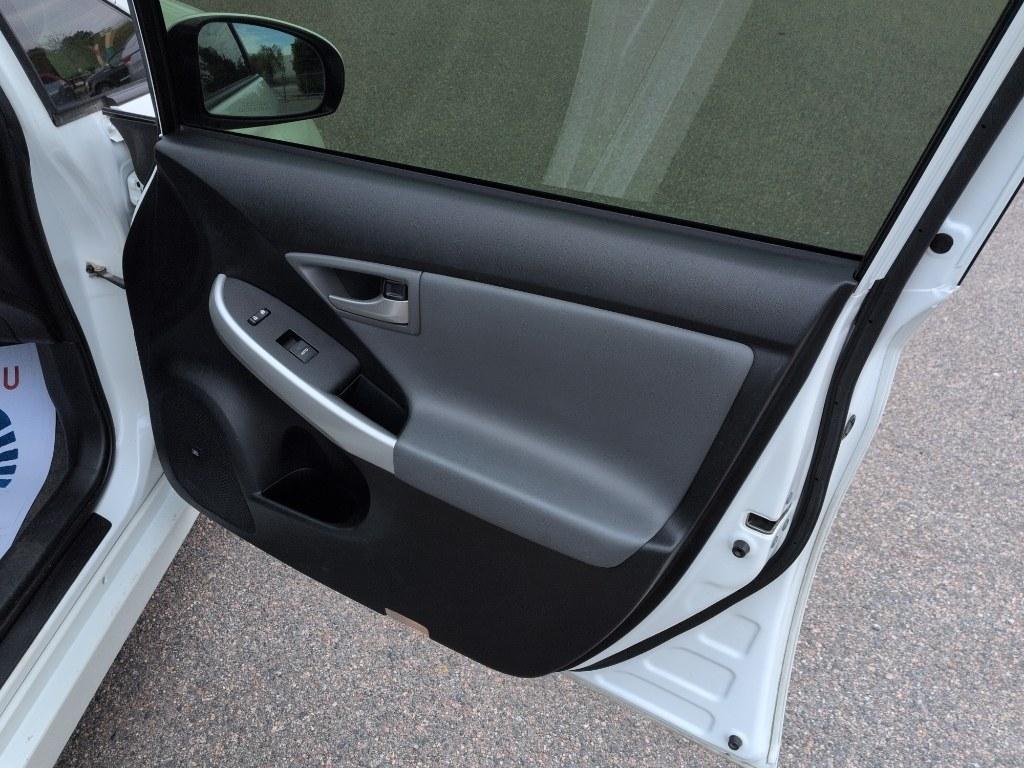 2013 WHITE Toyota Prius PRIUS III (JTDKN3DUXD5) with an 4 Cyl, 1.8L engine, Automatic transmission, located at 10890 W. Colfax Ave., Lakewood, CO, 80215, (303) 274-7692, 39.739914, -105.120132- Photo#15