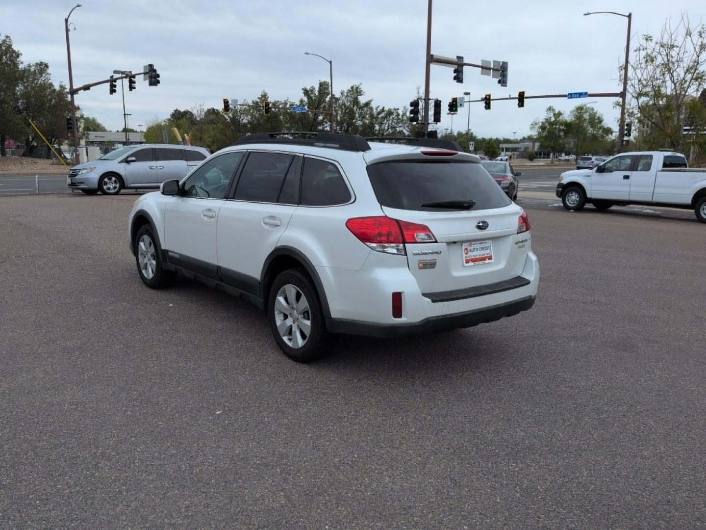 2011 WHITE Subaru Outback 2.5i Premium (4S4BRBGC6B3) with an 4 Cyl, 2.5L engine, Automatic transmission, located at 10890 W. Colfax Ave., Lakewood, CO, 80215, (303) 274-7692, 39.739914, -105.120132- Photo#6