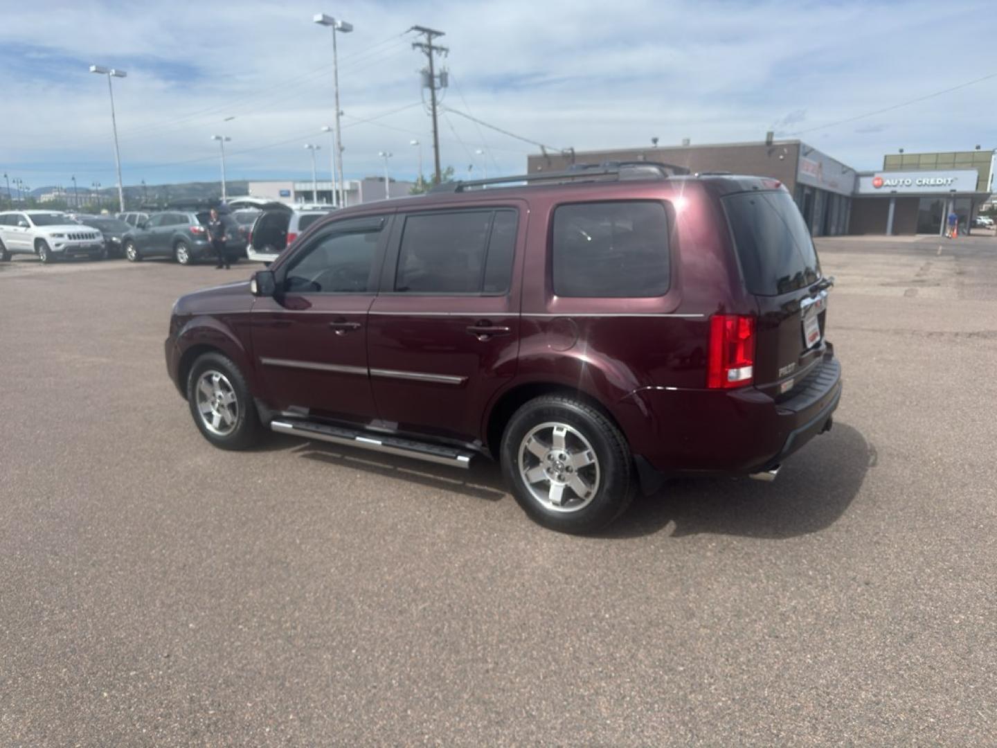 2009 BURGUNDY Honda Pilot Touring-RES (5FNYF48959B) with an V6, 3.5L engine, Automatic transmission, located at 10890 W. Colfax Ave., Lakewood, CO, 80215, (303) 274-7692, 39.739914, -105.120132- Photo#5