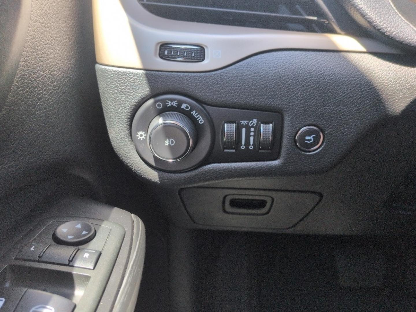 2015 GRAY Jeep Cherokee Latitude (1C4PJMCS8FW) with an V6, 3.2L engine, Automatic transmission, located at 10890 W. Colfax Ave., Lakewood, CO, 80215, (303) 274-7692, 39.739914, -105.120132- Photo#14