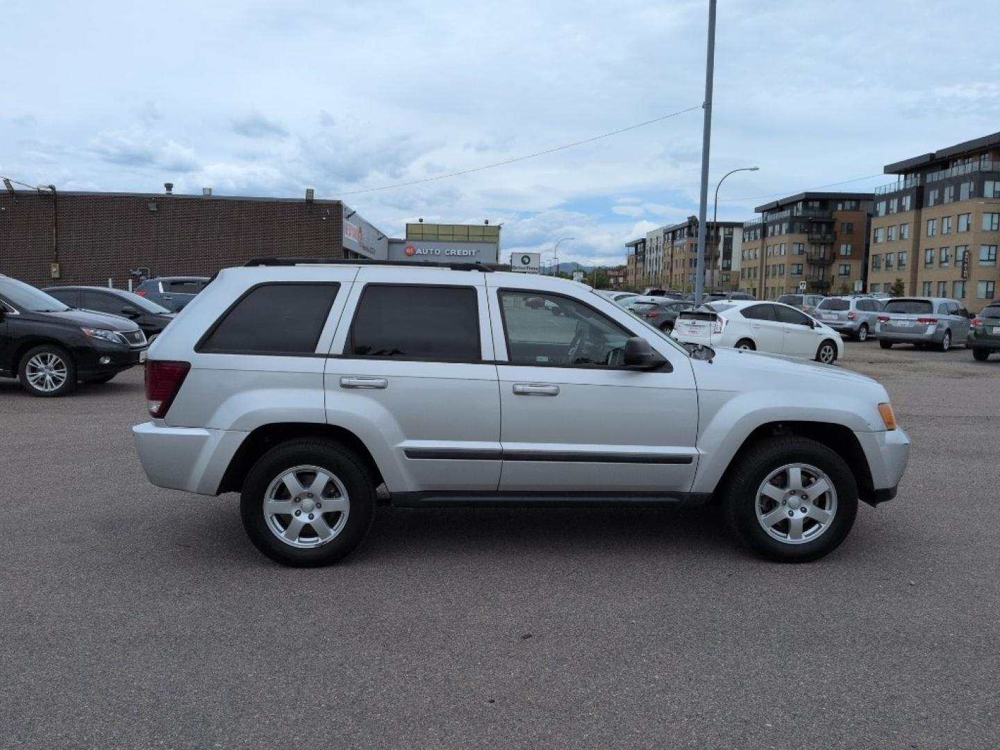 2008 SILVER Jeep Grand Cherokee Laredo (1J8GR48K28C) with an V6, 3.7L (225 CID) engine, Automatic transmission, located at 10890 W. Colfax Ave., Lakewood, CO, 80215, (303) 274-7692, 39.739914, -105.120132- Photo#3