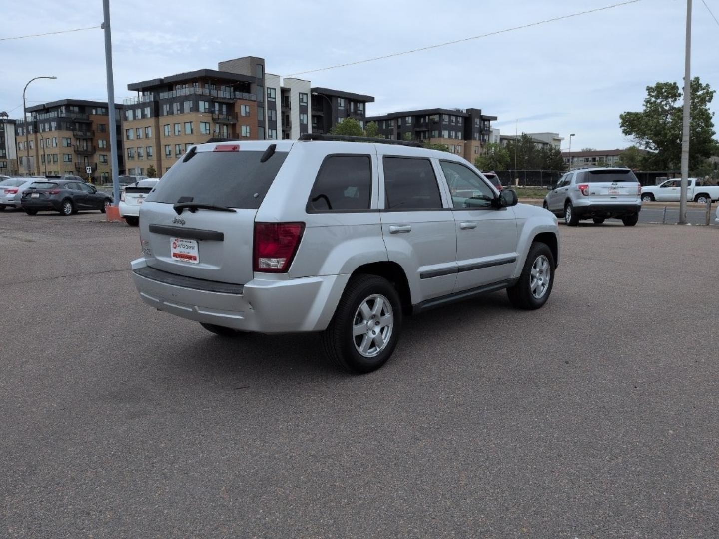 2008 SILVER Jeep Grand Cherokee Laredo (1J8GR48K28C) with an V6, 3.7L (225 CID) engine, Automatic transmission, located at 10890 W. Colfax Ave., Lakewood, CO, 80215, (303) 274-7692, 39.739914, -105.120132- Photo#4