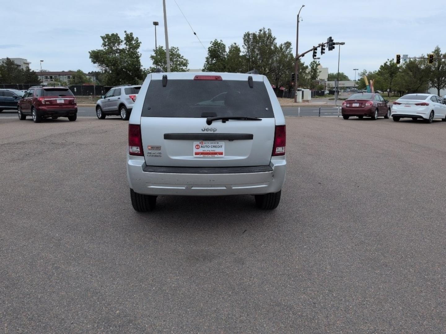 2008 SILVER Jeep Grand Cherokee Laredo (1J8GR48K28C) with an V6, 3.7L (225 CID) engine, Automatic transmission, located at 10890 W. Colfax Ave., Lakewood, CO, 80215, (303) 274-7692, 39.739914, -105.120132- Photo#5