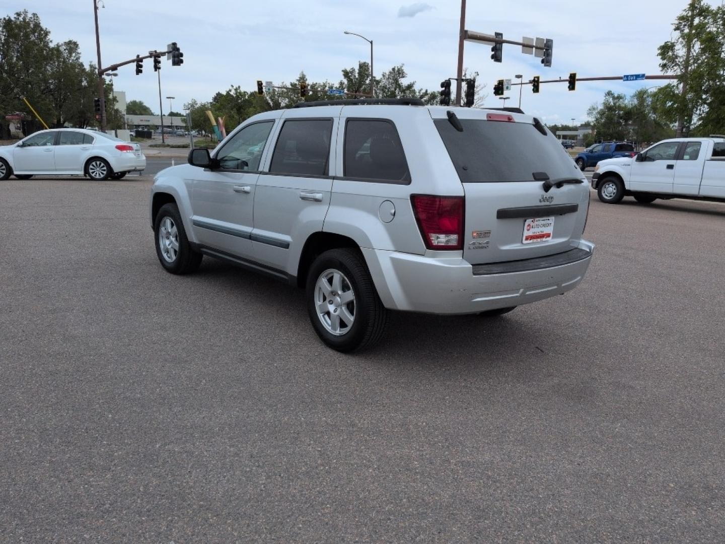 2008 SILVER Jeep Grand Cherokee Laredo (1J8GR48K28C) with an V6, 3.7L (225 CID) engine, Automatic transmission, located at 10890 W. Colfax Ave., Lakewood, CO, 80215, (303) 274-7692, 39.739914, -105.120132- Photo#6