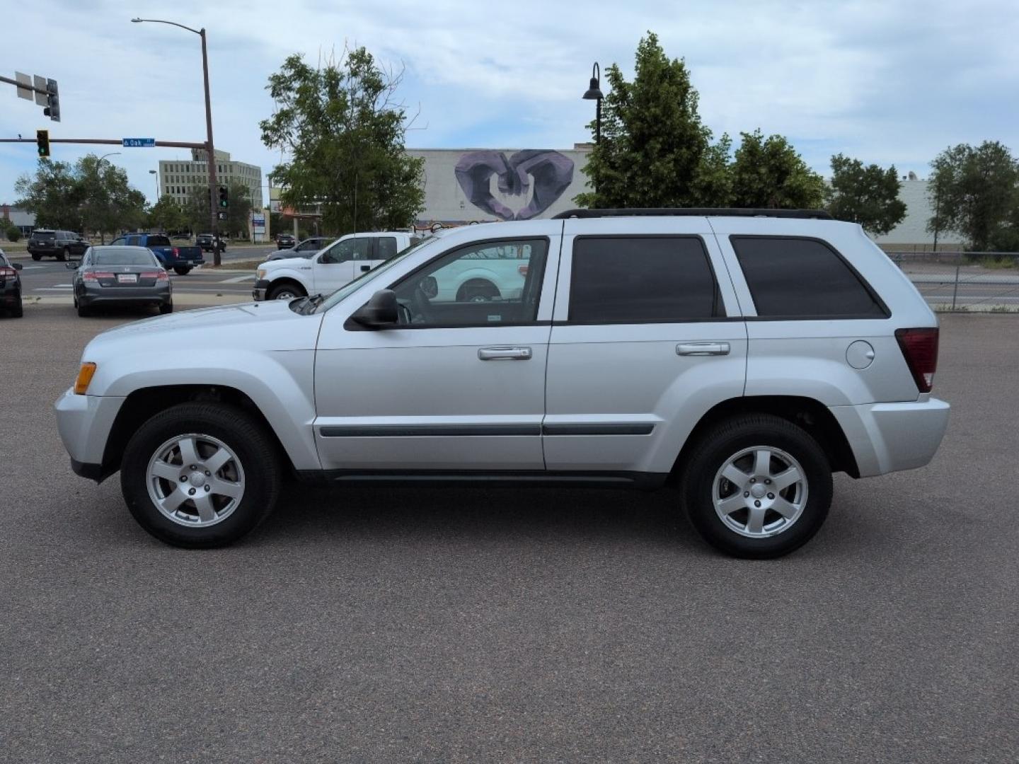 2008 SILVER Jeep Grand Cherokee Laredo (1J8GR48K28C) with an V6, 3.7L (225 CID) engine, Automatic transmission, located at 10890 W. Colfax Ave., Lakewood, CO, 80215, (303) 274-7692, 39.739914, -105.120132- Photo#7