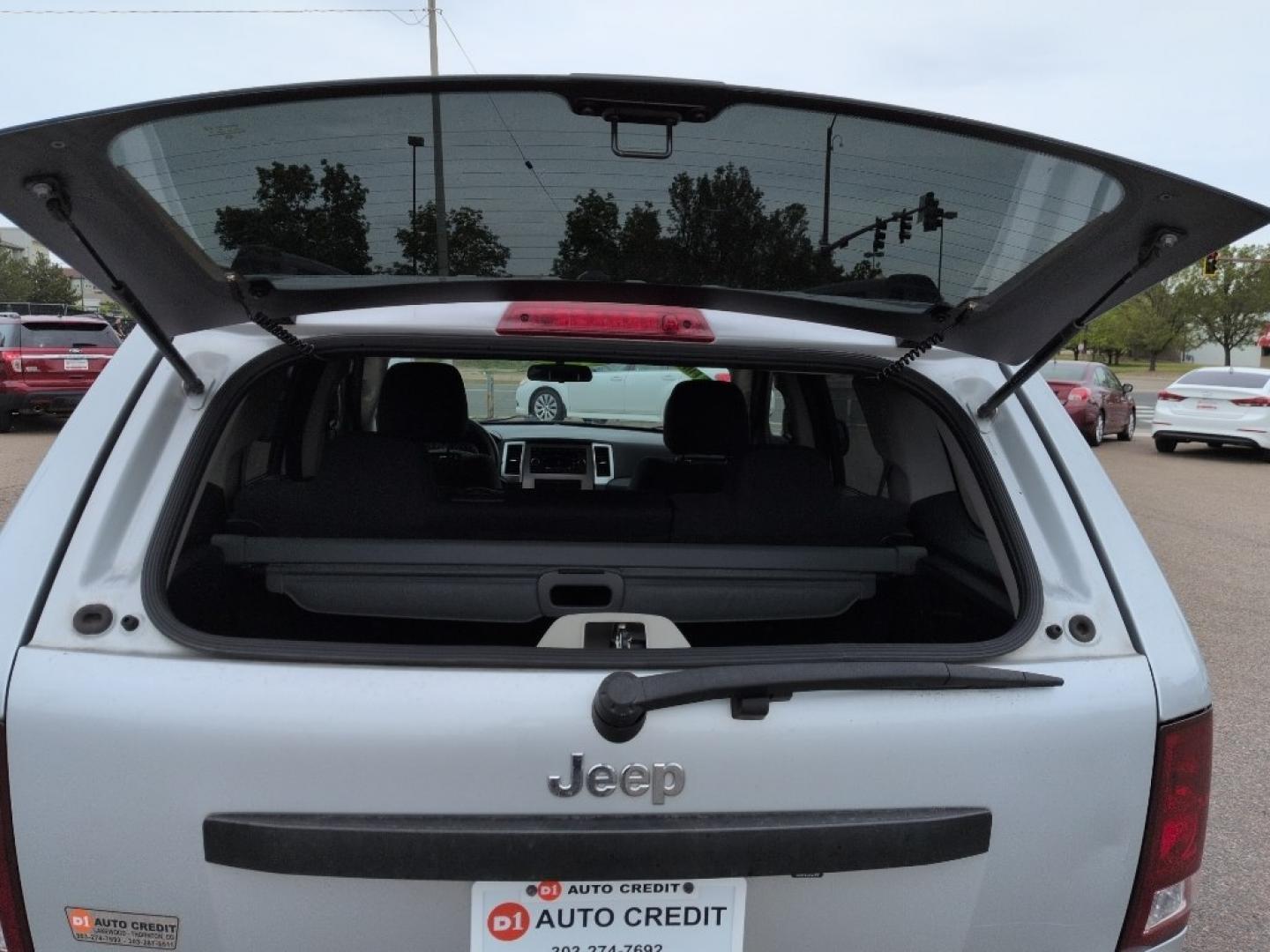 2008 SILVER Jeep Grand Cherokee Laredo (1J8GR48K28C) with an V6, 3.7L (225 CID) engine, Automatic transmission, located at 10890 W. Colfax Ave., Lakewood, CO, 80215, (303) 274-7692, 39.739914, -105.120132- Photo#20