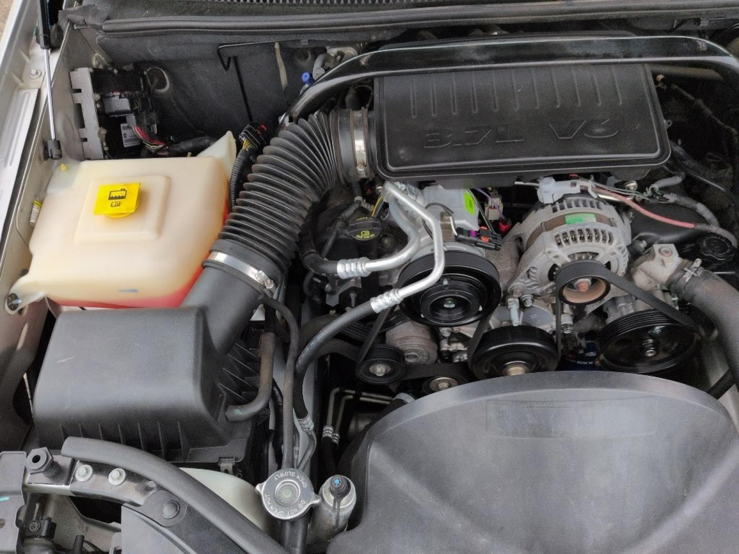2008 SILVER Jeep Grand Cherokee Laredo (1J8GR48K28C) with an V6, 3.7L (225 CID) engine, Automatic transmission, located at 10890 W. Colfax Ave., Lakewood, CO, 80215, (303) 274-7692, 39.739914, -105.120132- Photo#24