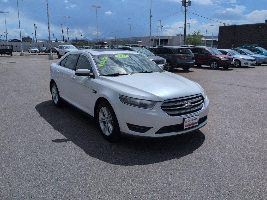 2013 WHITE Ford Taurus SEL (1FAHP2E8XDG) with an V6, 3.5L engine, Automatic transmission, located at 10890 W. Colfax Ave., Lakewood, CO, 80215, (303) 274-7692, 39.739914, -105.120132- Photo#2