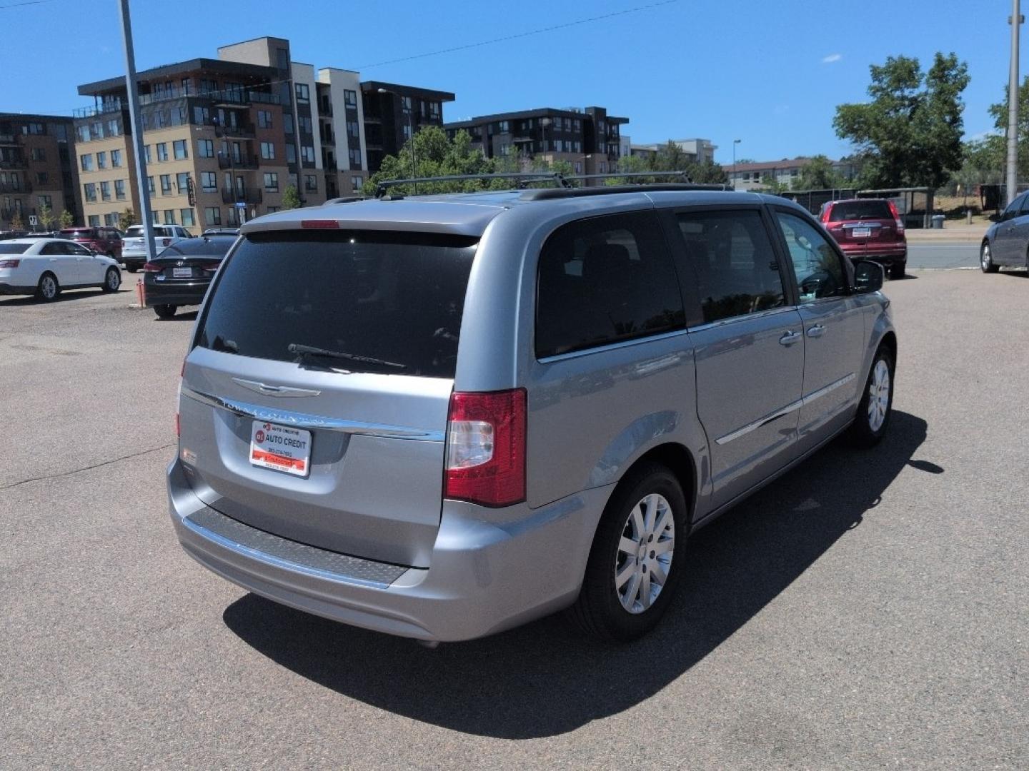 2016 SILVER Chrysler Town and Country Touring (2C4RC1BG5GR) with an V6, 3.6L engine, Automatic transmission, located at 10890 W. Colfax Ave., Lakewood, CO, 80215, (303) 274-7692, 39.739914, -105.120132- Photo#4