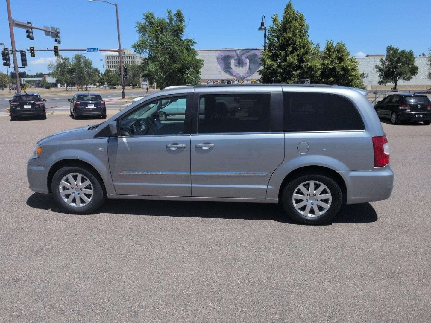 2016 SILVER Chrysler Town and Country Touring (2C4RC1BG5GR) with an V6, 3.6L engine, Automatic transmission, located at 10890 W. Colfax Ave., Lakewood, CO, 80215, (303) 274-7692, 39.739914, -105.120132- Photo#7