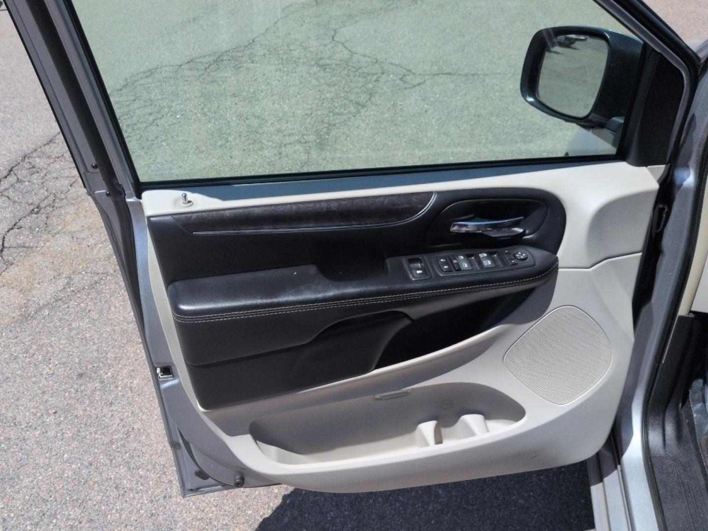2016 SILVER Chrysler Town and Country Touring (2C4RC1BG5GR) with an V6, 3.6L engine, Automatic transmission, located at 10890 W. Colfax Ave., Lakewood, CO, 80215, (303) 274-7692, 39.739914, -105.120132- Photo#8