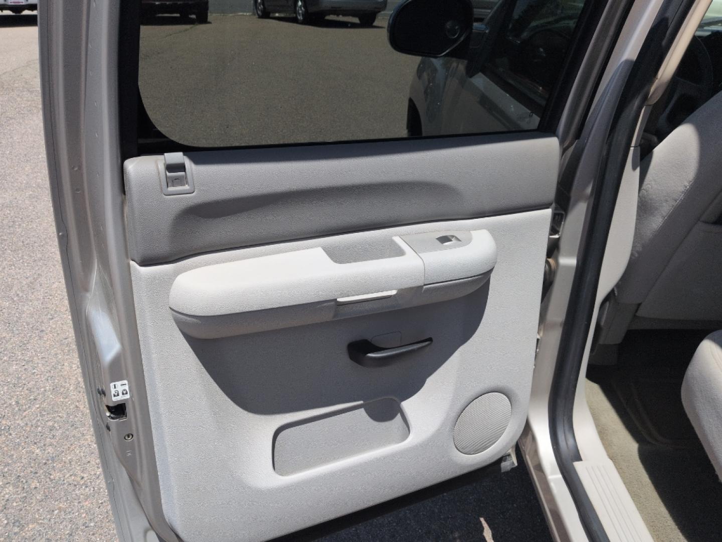 2009 SILVER GMC Sierra SLE (3GTEK23389G) with an V8, 5.3L engine, Automatic transmission, located at 10890 W. Colfax Ave., Lakewood, CO, 80215, (303) 274-7692, 39.739914, -105.120132- Photo#16