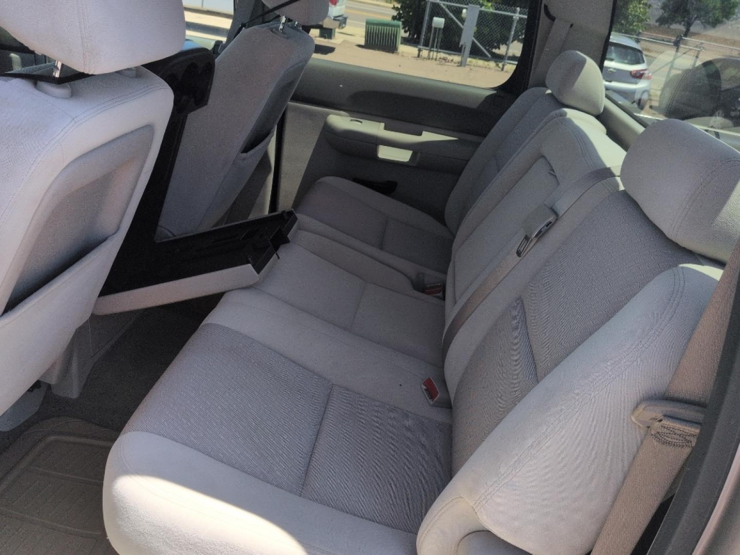 2009 SILVER GMC Sierra SLE (3GTEK23389G) with an V8, 5.3L engine, Automatic transmission, located at 10890 W. Colfax Ave., Lakewood, CO, 80215, (303) 274-7692, 39.739914, -105.120132- Photo#17