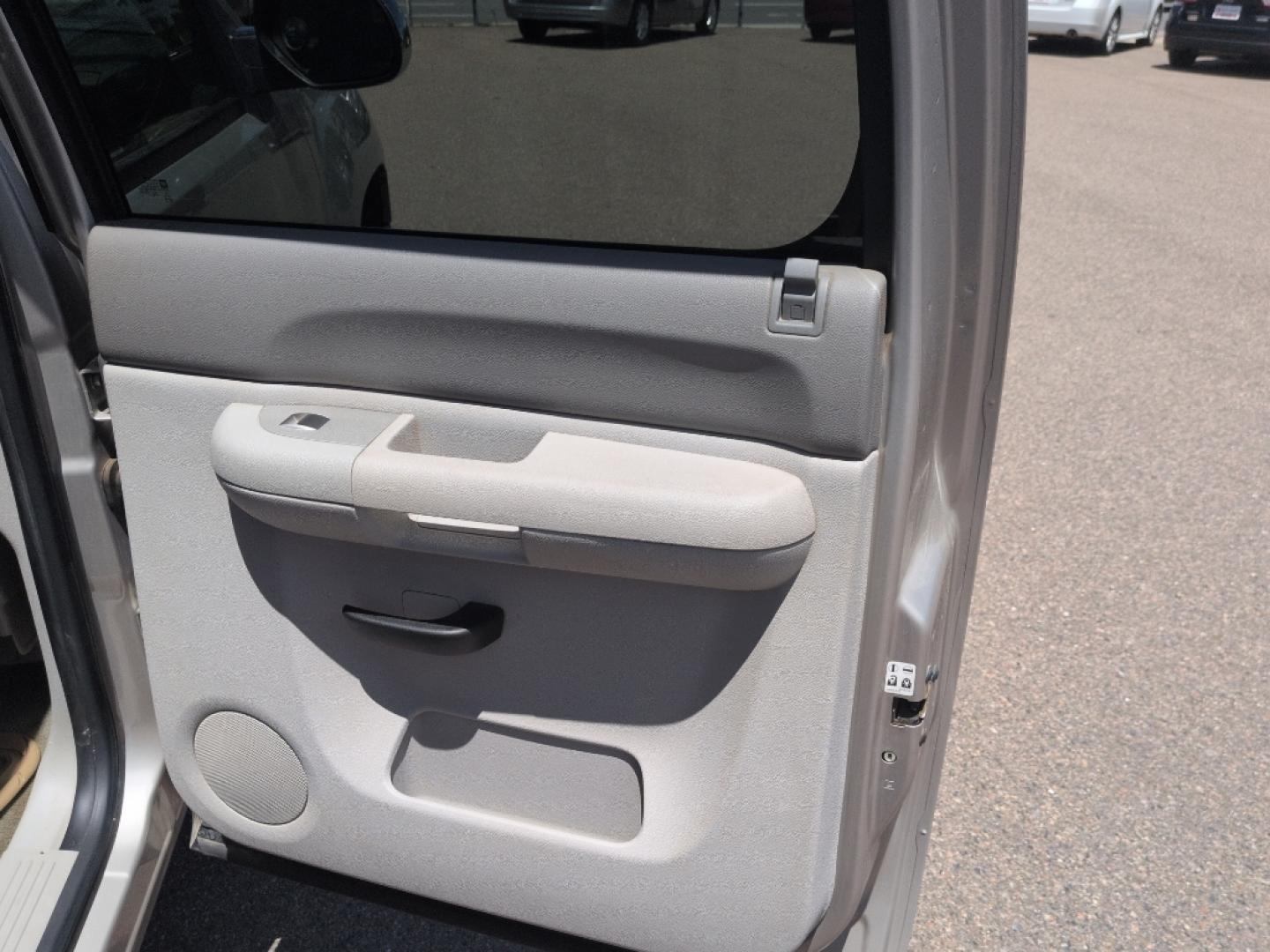 2009 SILVER GMC Sierra SLE (3GTEK23389G) with an V8, 5.3L engine, Automatic transmission, located at 10890 W. Colfax Ave., Lakewood, CO, 80215, (303) 274-7692, 39.739914, -105.120132- Photo#18