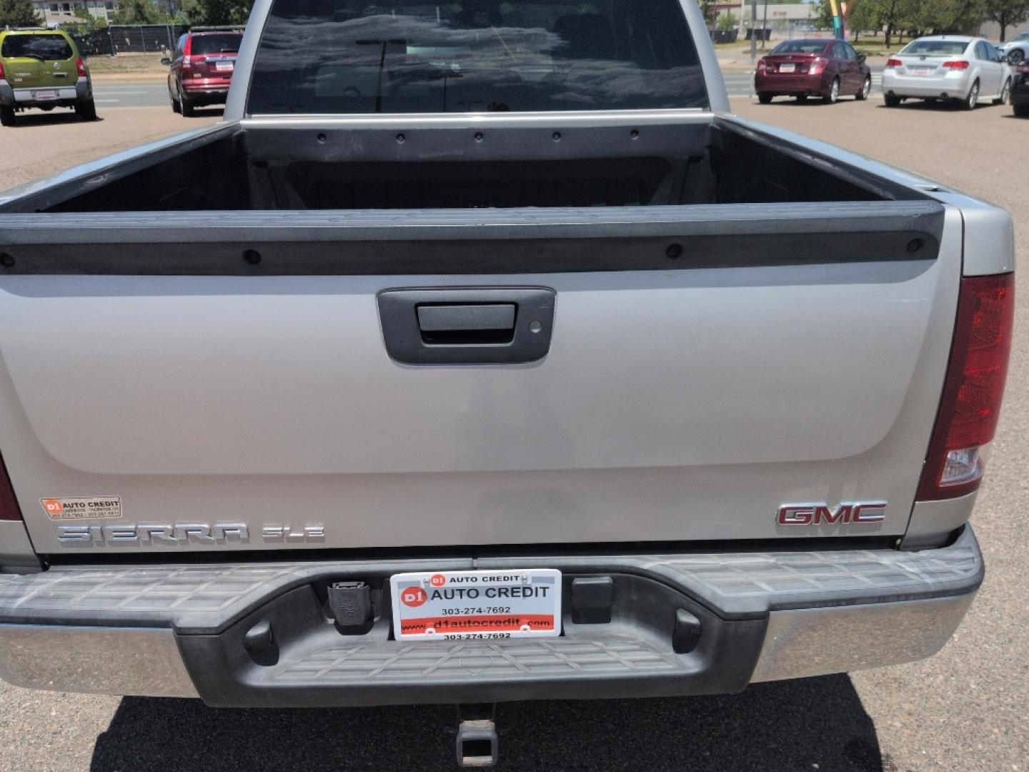 2009 SILVER GMC Sierra SLE (3GTEK23389G) with an V8, 5.3L engine, Automatic transmission, located at 10890 W. Colfax Ave., Lakewood, CO, 80215, (303) 274-7692, 39.739914, -105.120132- Photo#20
