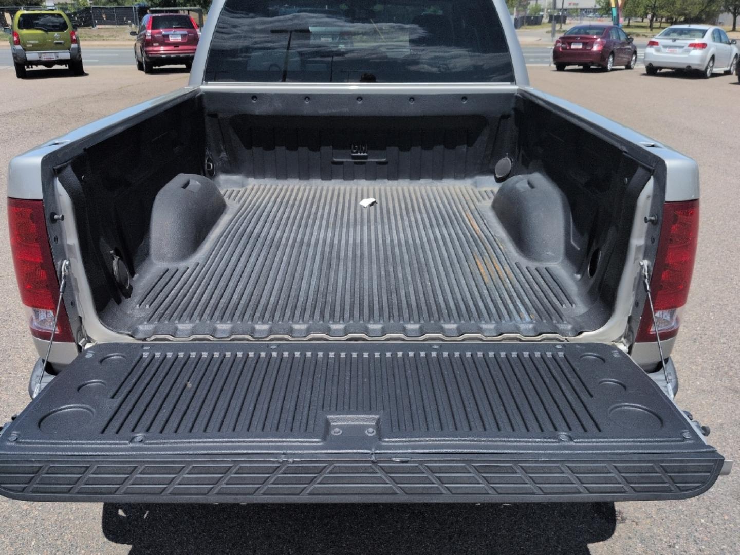 2009 SILVER GMC Sierra SLE (3GTEK23389G) with an V8, 5.3L engine, Automatic transmission, located at 10890 W. Colfax Ave., Lakewood, CO, 80215, (303) 274-7692, 39.739914, -105.120132- Photo#21