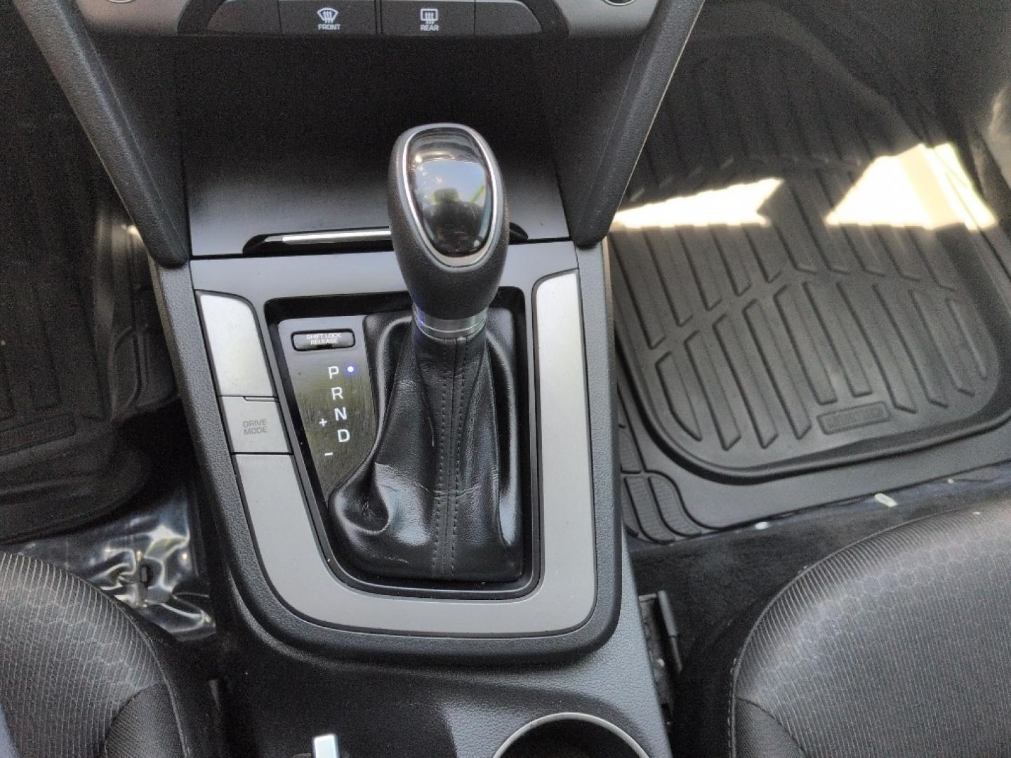 2018 BLACK Hyundai Elantra LIMITED (5NPD84LF8JH) with an 4 Cyl, 2.0L engine, Automatic transmission, located at 10890 W. Colfax Ave., Lakewood, CO, 80215, (303) 274-7692, 39.739914, -105.120132- Photo#13