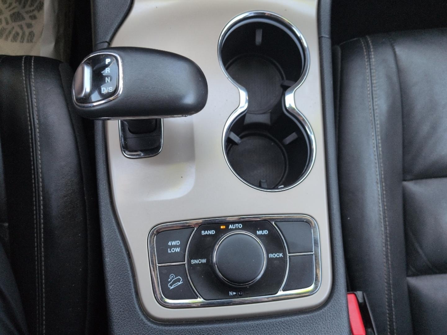 2015 WHITE Jeep Grand Cherokee Limited (1C4RJFBG9FC) with an V6, 3.6L engine, Automatic transmission, located at 10890 W. Colfax Ave., Lakewood, CO, 80215, (303) 274-7692, 39.739914, -105.120132- Photo#10