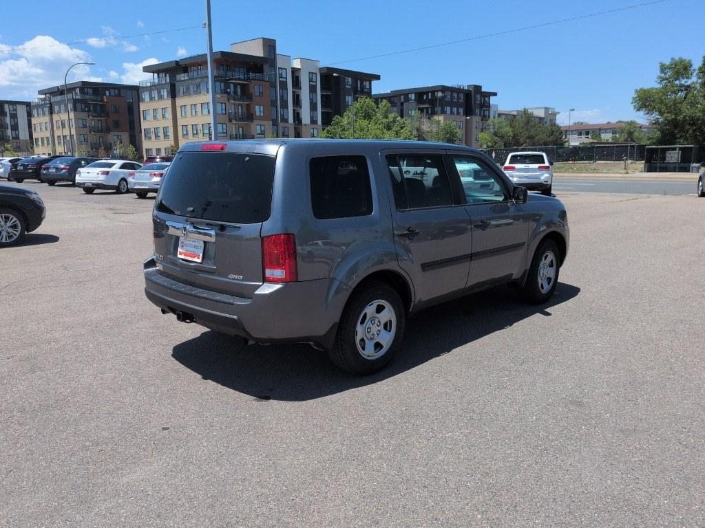 2011 GRAY Honda Pilot LX (5FNYF4H21BB) with an V6, 3.5L engine, Automatic transmission, located at 10890 W. Colfax Ave., Lakewood, CO, 80215, (303) 274-7692, 39.739914, -105.120132- Photo#4