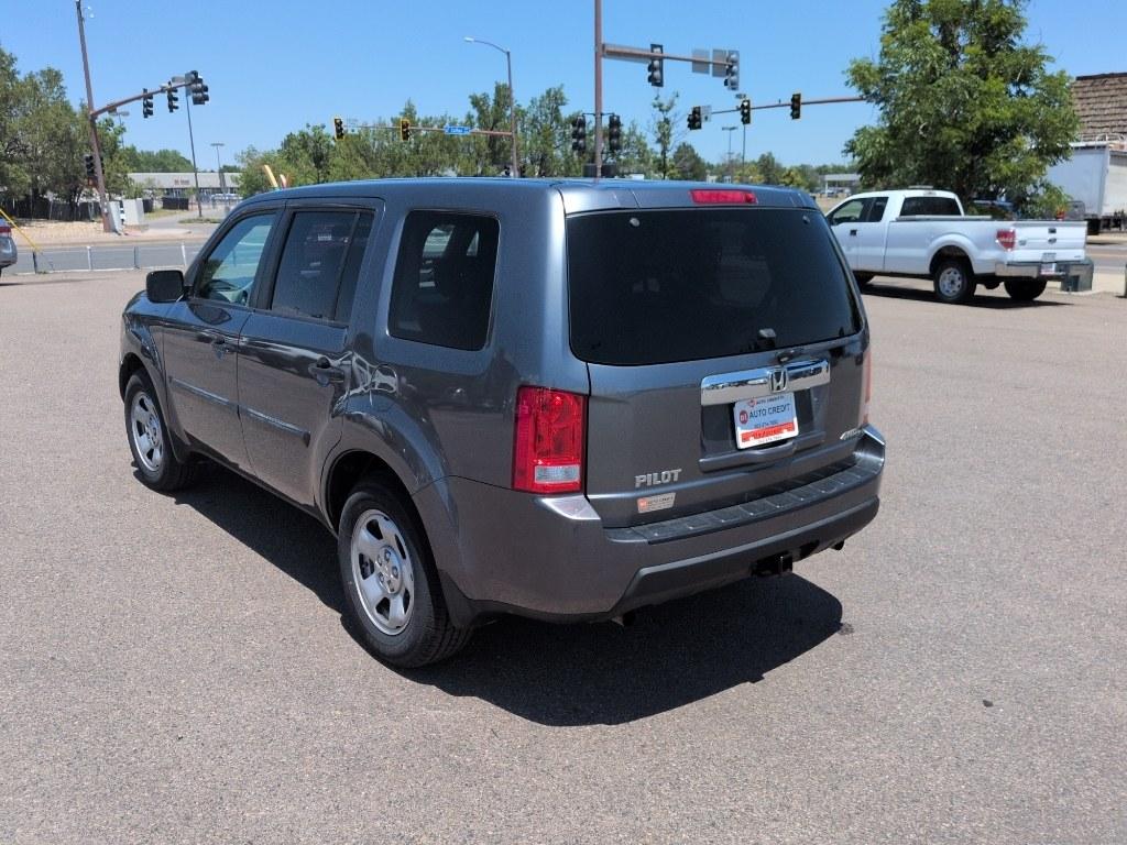 2011 GRAY Honda Pilot LX (5FNYF4H21BB) with an V6, 3.5L engine, Automatic transmission, located at 10890 W. Colfax Ave., Lakewood, CO, 80215, (303) 274-7692, 39.739914, -105.120132- Photo#6