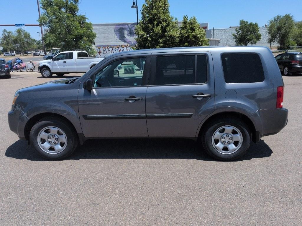 2011 GRAY Honda Pilot LX (5FNYF4H21BB) with an V6, 3.5L engine, Automatic transmission, located at 10890 W. Colfax Ave., Lakewood, CO, 80215, (303) 274-7692, 39.739914, -105.120132- Photo#7