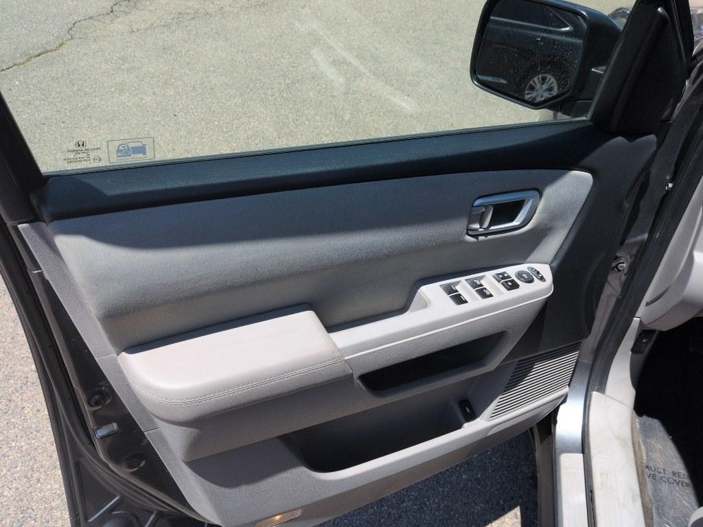2011 GRAY Honda Pilot LX (5FNYF4H21BB) with an V6, 3.5L engine, Automatic transmission, located at 10890 W. Colfax Ave., Lakewood, CO, 80215, (303) 274-7692, 39.739914, -105.120132- Photo#8