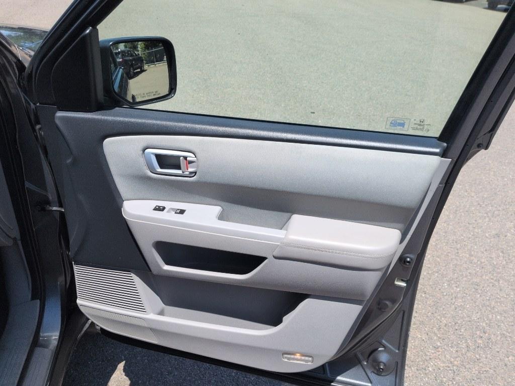 2011 GRAY Honda Pilot LX (5FNYF4H21BB) with an V6, 3.5L engine, Automatic transmission, located at 10890 W. Colfax Ave., Lakewood, CO, 80215, (303) 274-7692, 39.739914, -105.120132- Photo#14