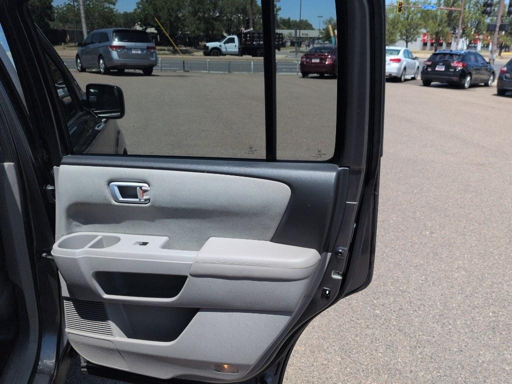 2011 GRAY Honda Pilot LX (5FNYF4H21BB) with an V6, 3.5L engine, Automatic transmission, located at 10890 W. Colfax Ave., Lakewood, CO, 80215, (303) 274-7692, 39.739914, -105.120132- Photo#18