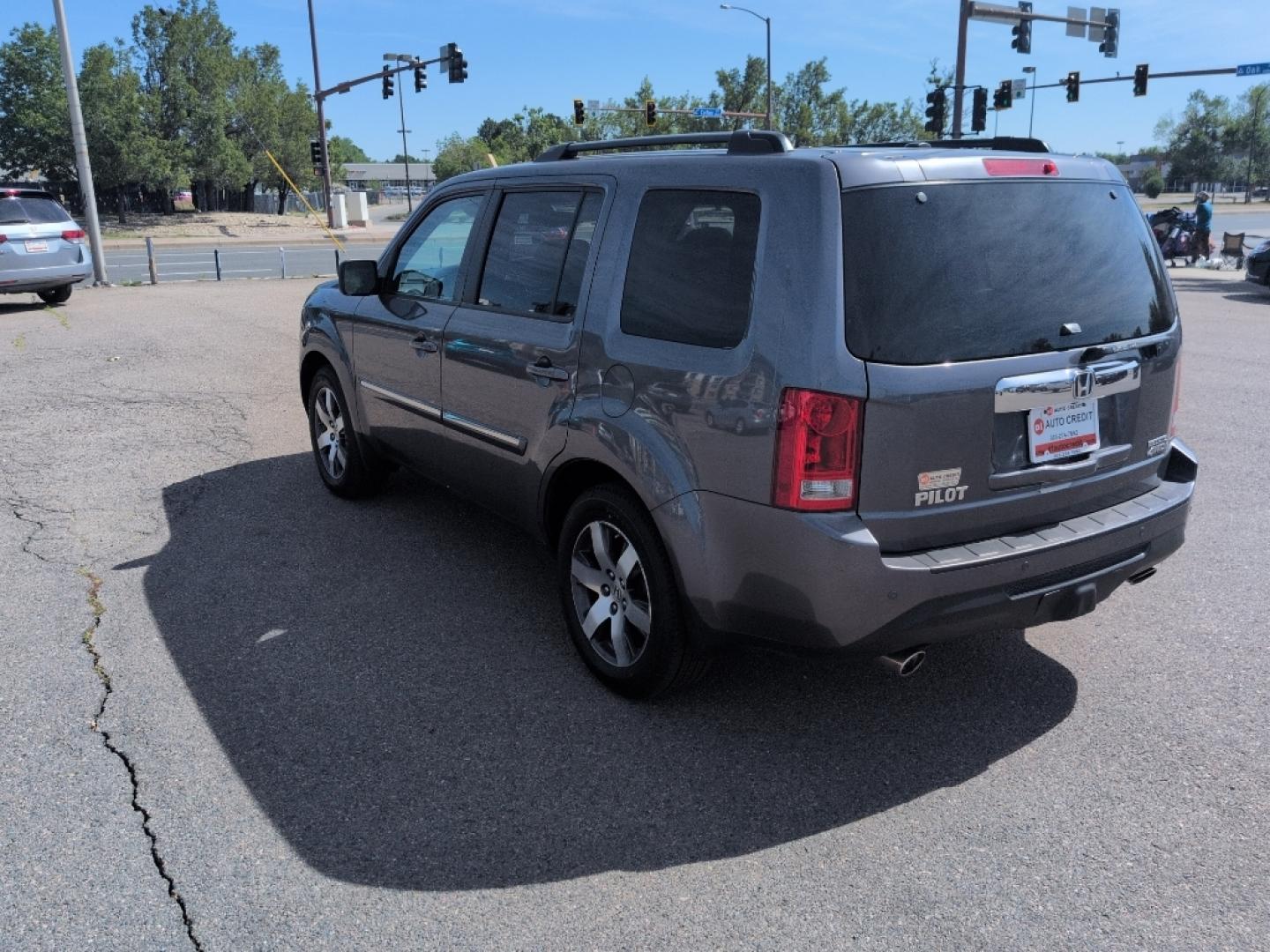 2015 GRAY Honda Pilot Touring-RES (5FNYF4H95FB) with an V6, 3.5L engine, Automatic transmission, located at 10890 W. Colfax Ave., Lakewood, CO, 80215, (303) 274-7692, 39.739914, -105.120132- Photo#6