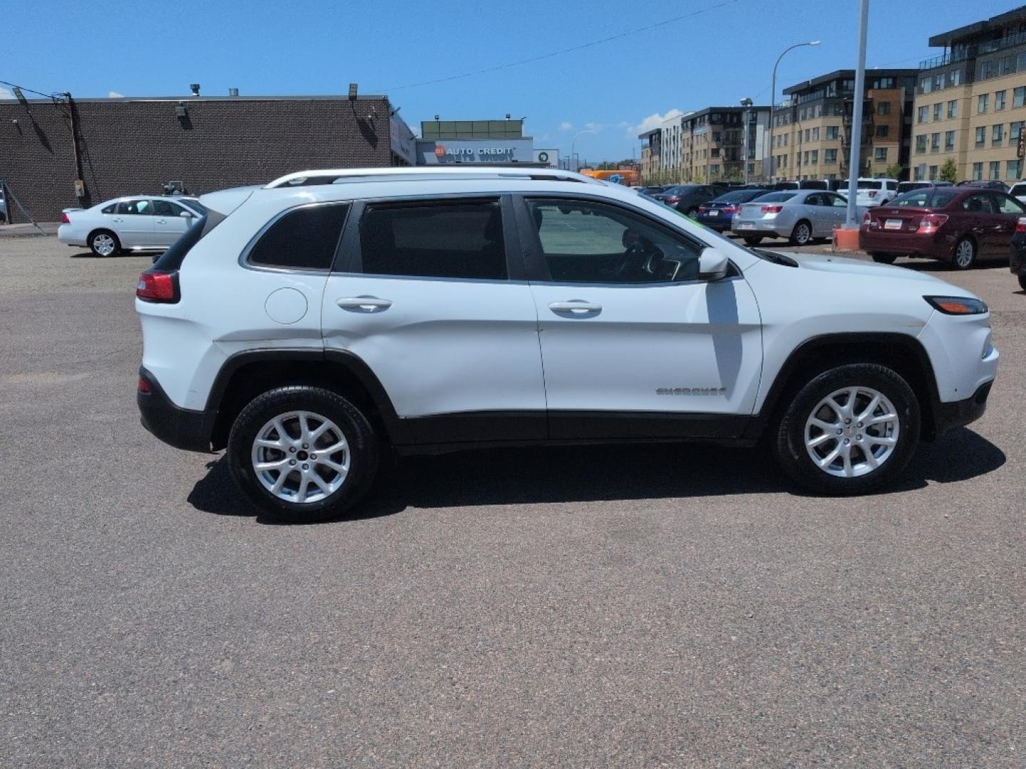 2016 WHITE Jeep Cherokee LATITUDE 4WD (1C4PJMCS6GW) with an V6, 3.2L engine, Automatic transmission, located at 10890 W. Colfax Ave., Lakewood, CO, 80215, (303) 274-7692, 39.739914, -105.120132- Photo#3