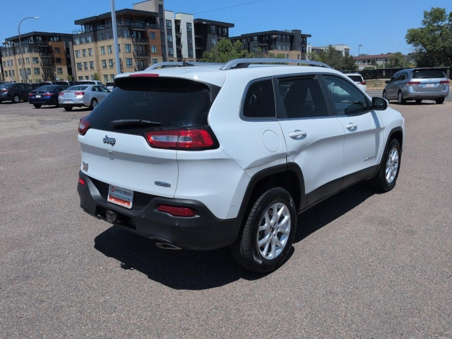 2016 WHITE Jeep Cherokee LATITUDE 4WD (1C4PJMCS6GW) with an V6, 3.2L engine, Automatic transmission, located at 10890 W. Colfax Ave., Lakewood, CO, 80215, (303) 274-7692, 39.739914, -105.120132- Photo#4