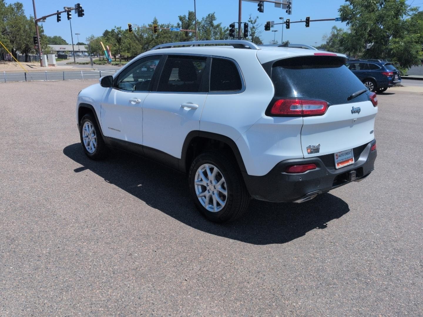2016 WHITE Jeep Cherokee LATITUDE 4WD (1C4PJMCS6GW) with an V6, 3.2L engine, Automatic transmission, located at 10890 W. Colfax Ave., Lakewood, CO, 80215, (303) 274-7692, 39.739914, -105.120132- Photo#6