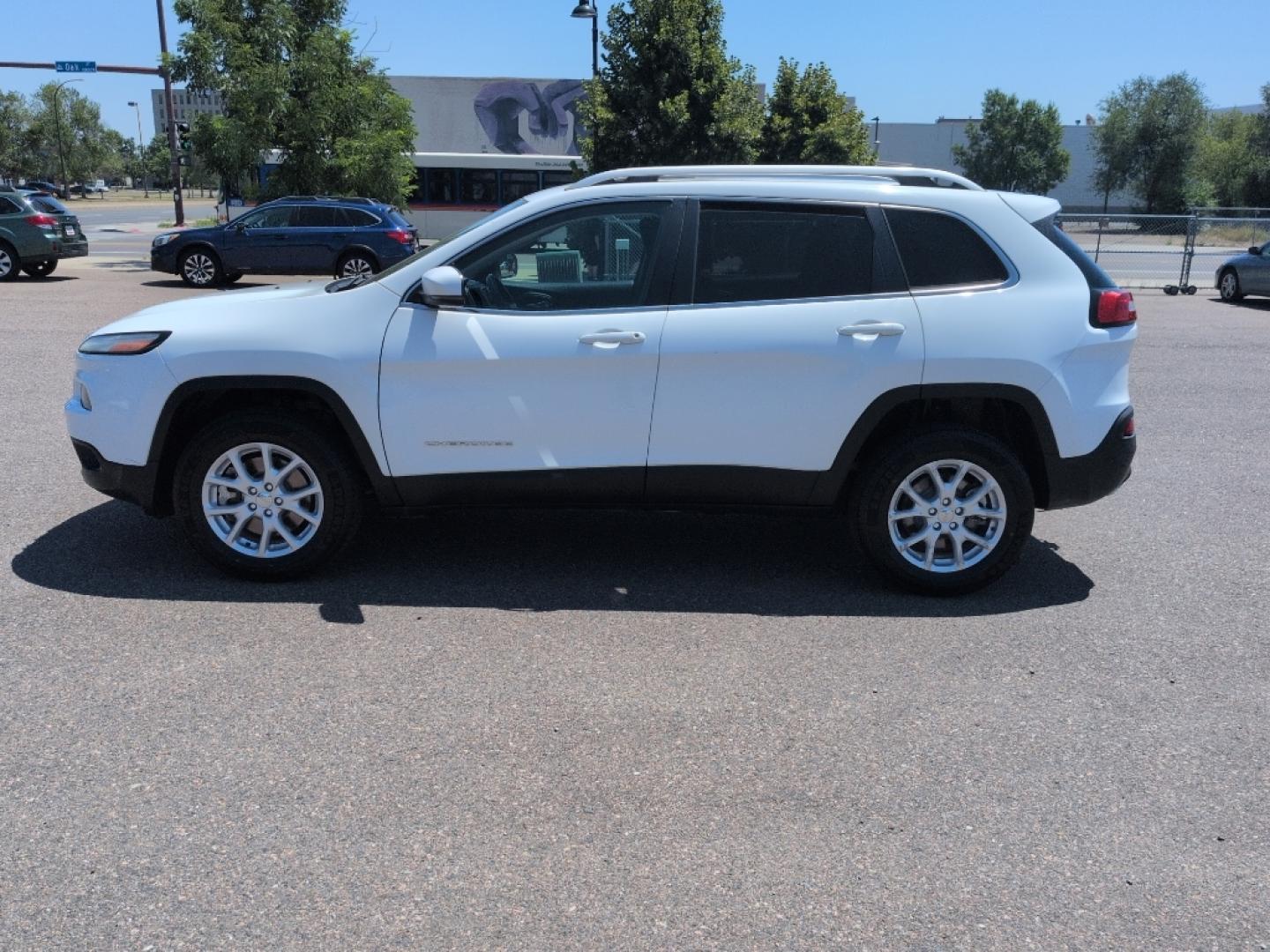 2016 WHITE Jeep Cherokee LATITUDE 4WD (1C4PJMCS6GW) with an V6, 3.2L engine, Automatic transmission, located at 10890 W. Colfax Ave., Lakewood, CO, 80215, (303) 274-7692, 39.739914, -105.120132- Photo#7