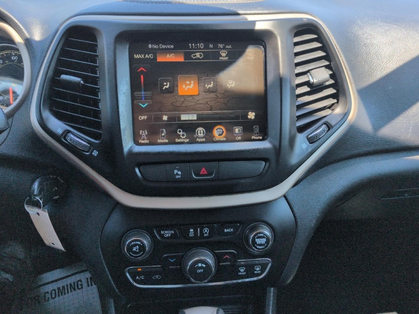 2016 WHITE Jeep Cherokee LATITUDE 4WD (1C4PJMCS6GW) with an V6, 3.2L engine, Automatic transmission, located at 10890 W. Colfax Ave., Lakewood, CO, 80215, (303) 274-7692, 39.739914, -105.120132- Photo#12