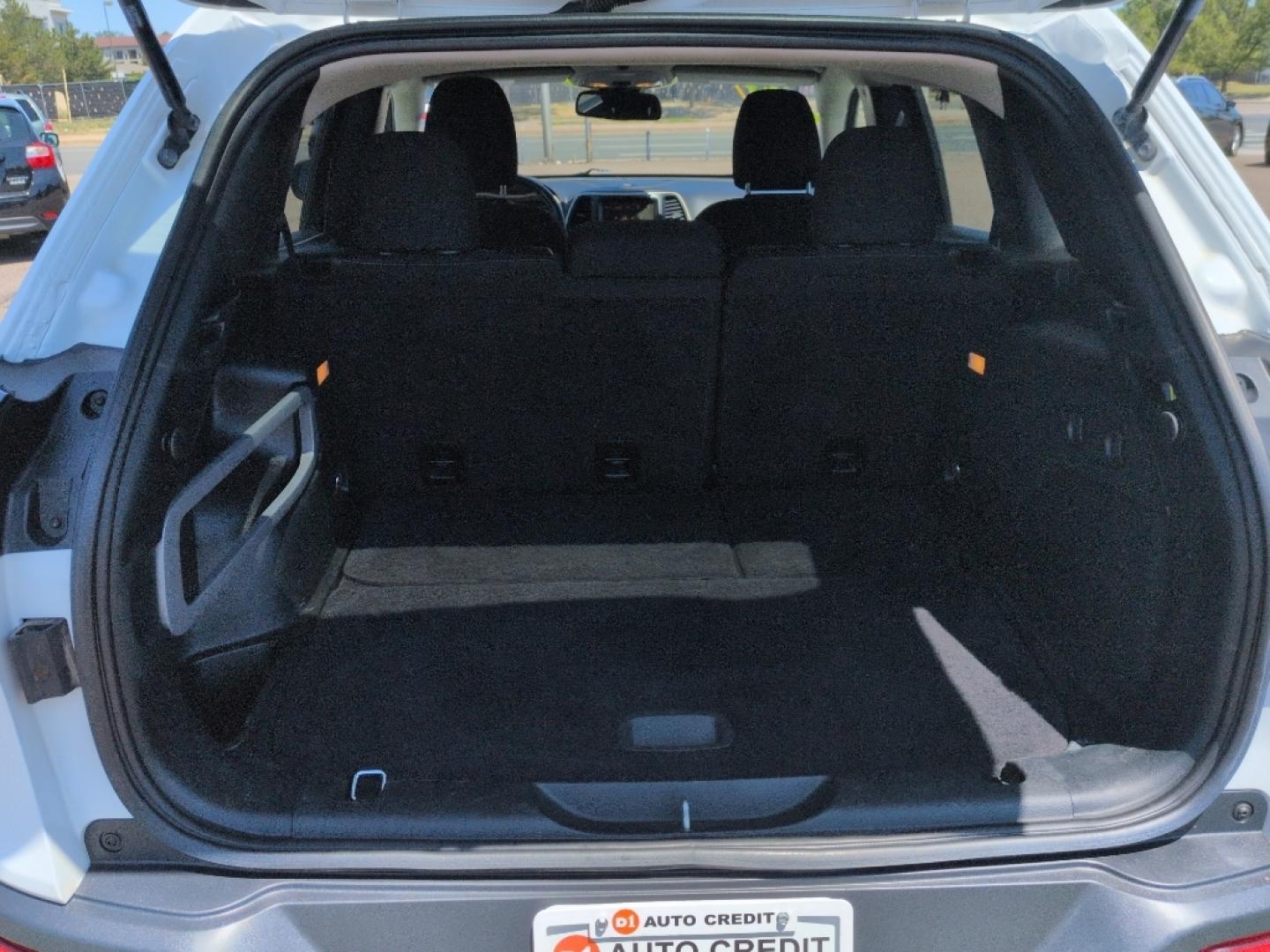 2016 WHITE Jeep Cherokee LATITUDE 4WD (1C4PJMCS6GW) with an V6, 3.2L engine, Automatic transmission, located at 10890 W. Colfax Ave., Lakewood, CO, 80215, (303) 274-7692, 39.739914, -105.120132- Photo#21