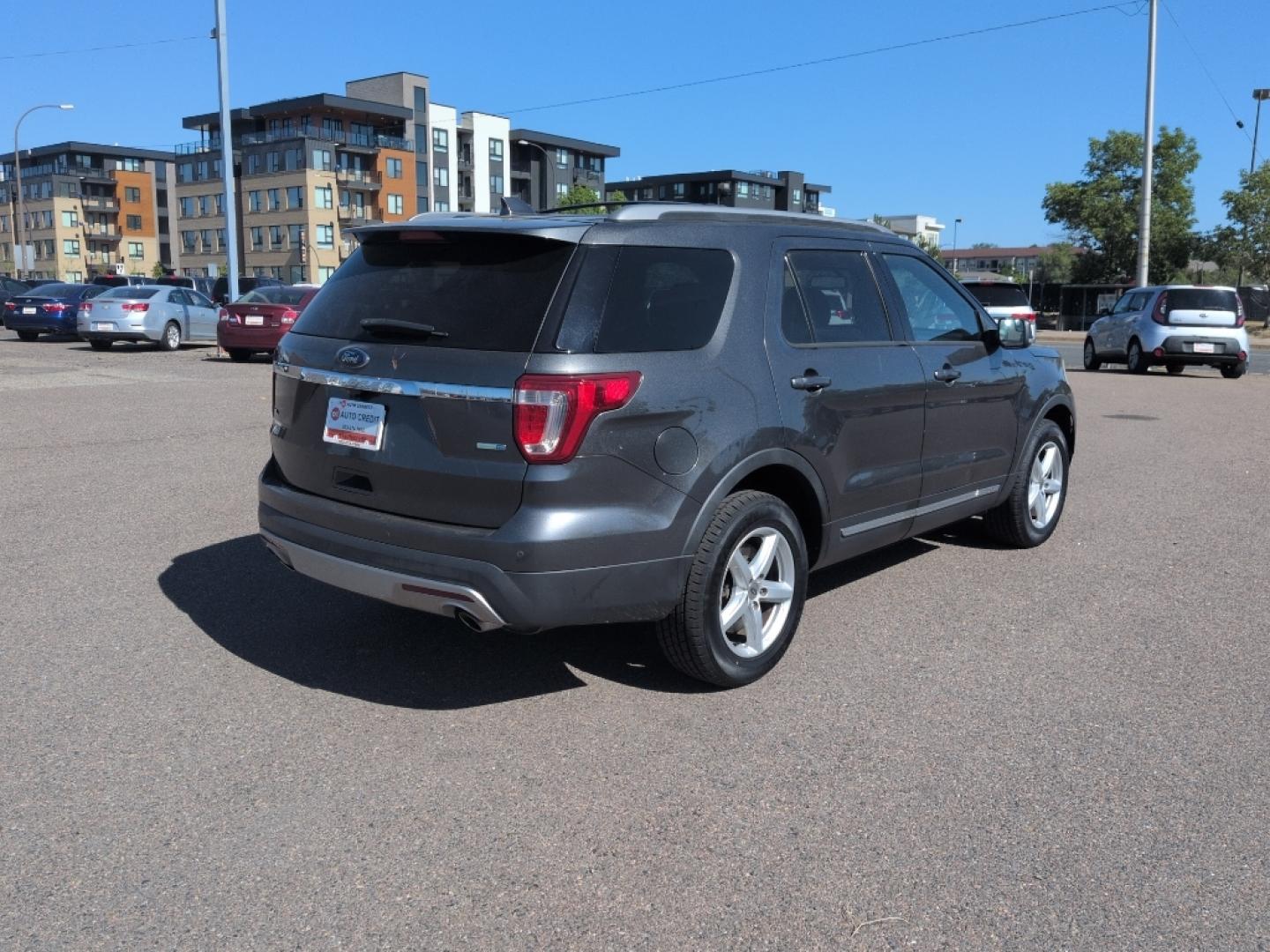 2016 GRAY Ford Explorer XLT (1FM5K8D85GG) with an V6, 3.5L engine, Automatic transmission, located at 10890 W. Colfax Ave., Lakewood, CO, 80215, (303) 274-7692, 39.739914, -105.120132- Photo#4