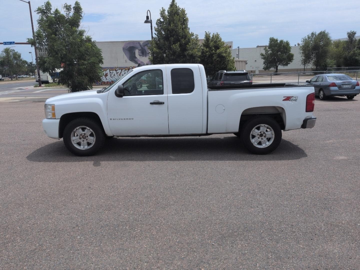 2008 WHITE Chevrolet Silverado WORK TRUCK EXT. CAB (2GCEK190281) with an V8, 5.3L engine, Automatic transmission, located at 10890 W. Colfax Ave., Lakewood, CO, 80215, (303) 274-7692, 39.739914, -105.120132- Photo#7