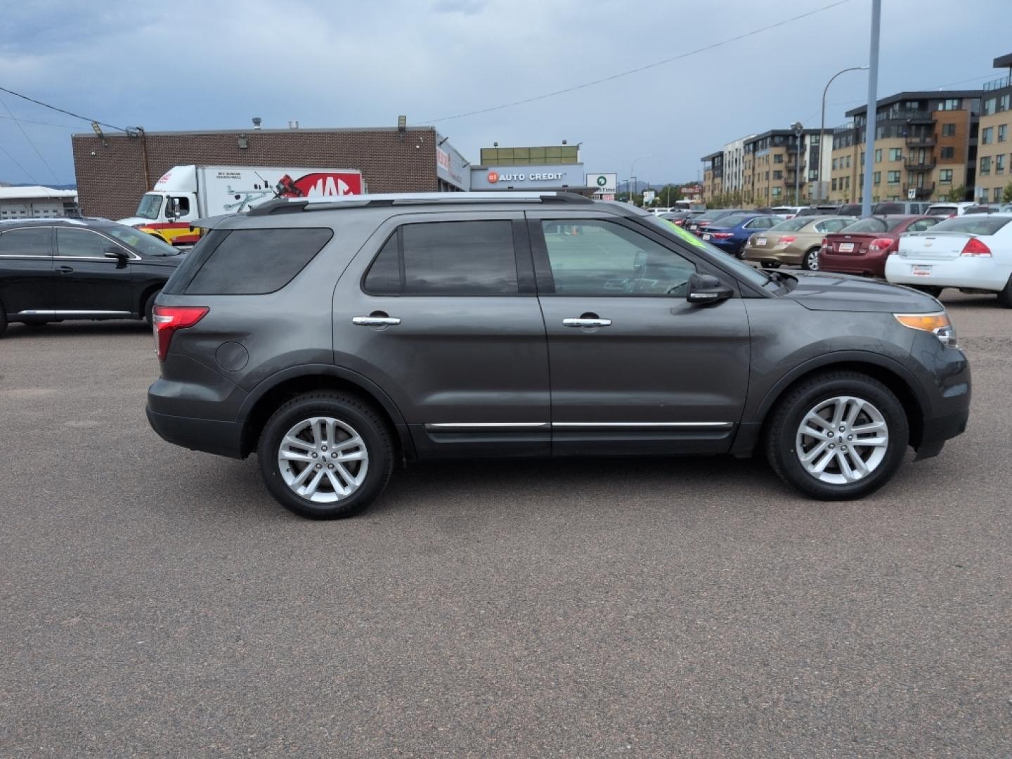 2015 GRAY Ford Explorer XLT (1FM5K8D84FG) with an V6, 3.5L engine, Automatic transmission, located at 10890 W. Colfax Ave., Lakewood, CO, 80215, (303) 274-7692, 39.739914, -105.120132- Photo#3