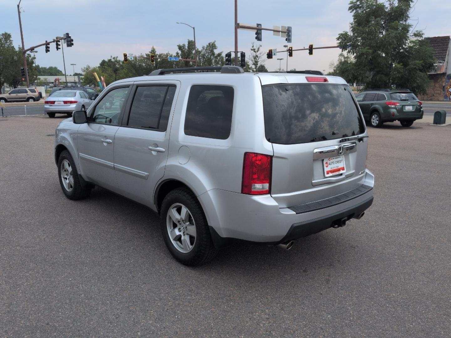 2011 SILVER Honda Pilot EX (5FNYF4H43BB) with an V6, 3.5L engine, Automatic transmission, located at 10890 W. Colfax Ave., Lakewood, CO, 80215, (303) 274-7692, 39.739914, -105.120132- Photo#6