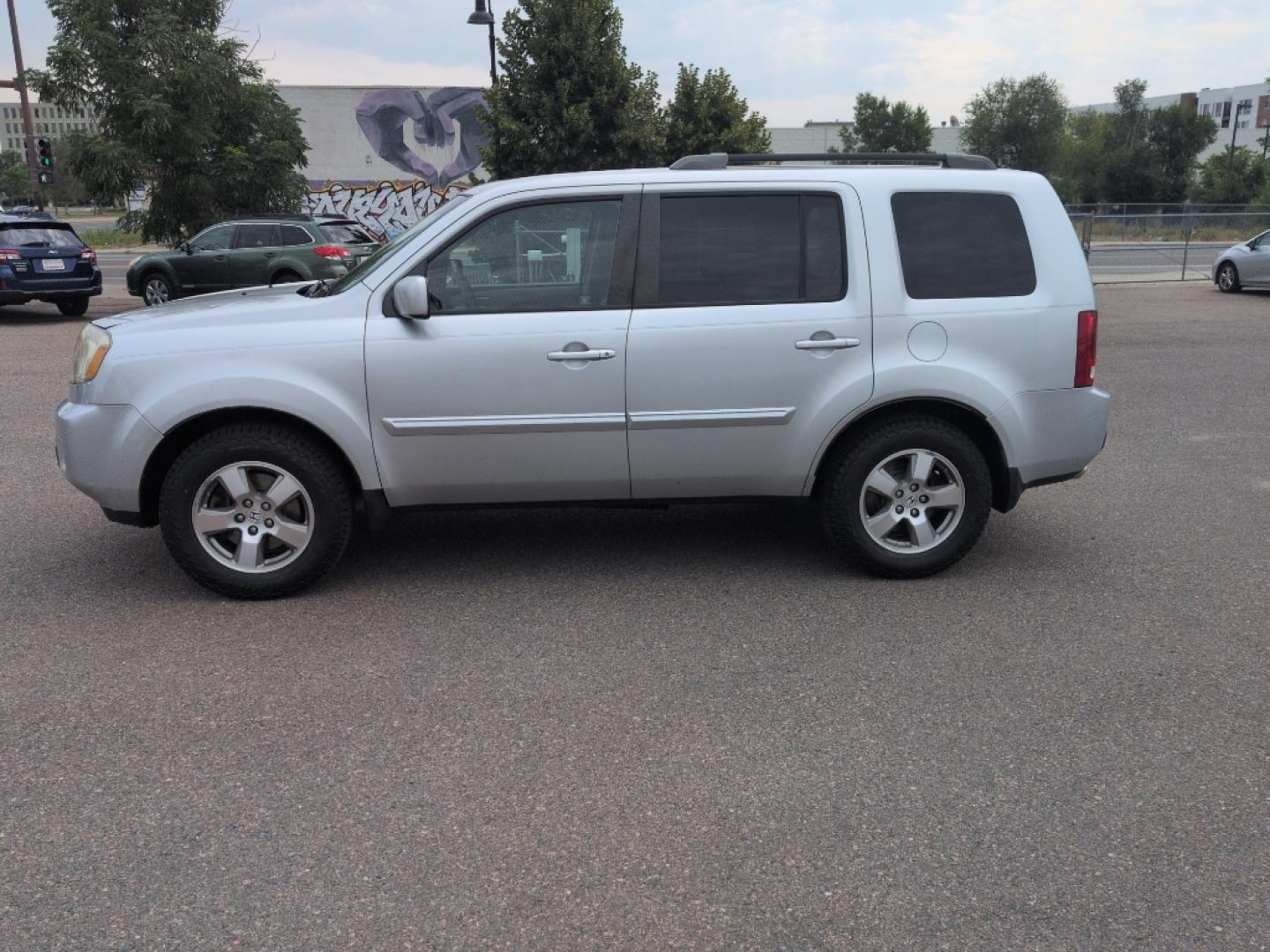 2011 SILVER Honda Pilot EX (5FNYF4H43BB) with an V6, 3.5L engine, Automatic transmission, located at 10890 W. Colfax Ave., Lakewood, CO, 80215, (303) 274-7692, 39.739914, -105.120132- Photo#7