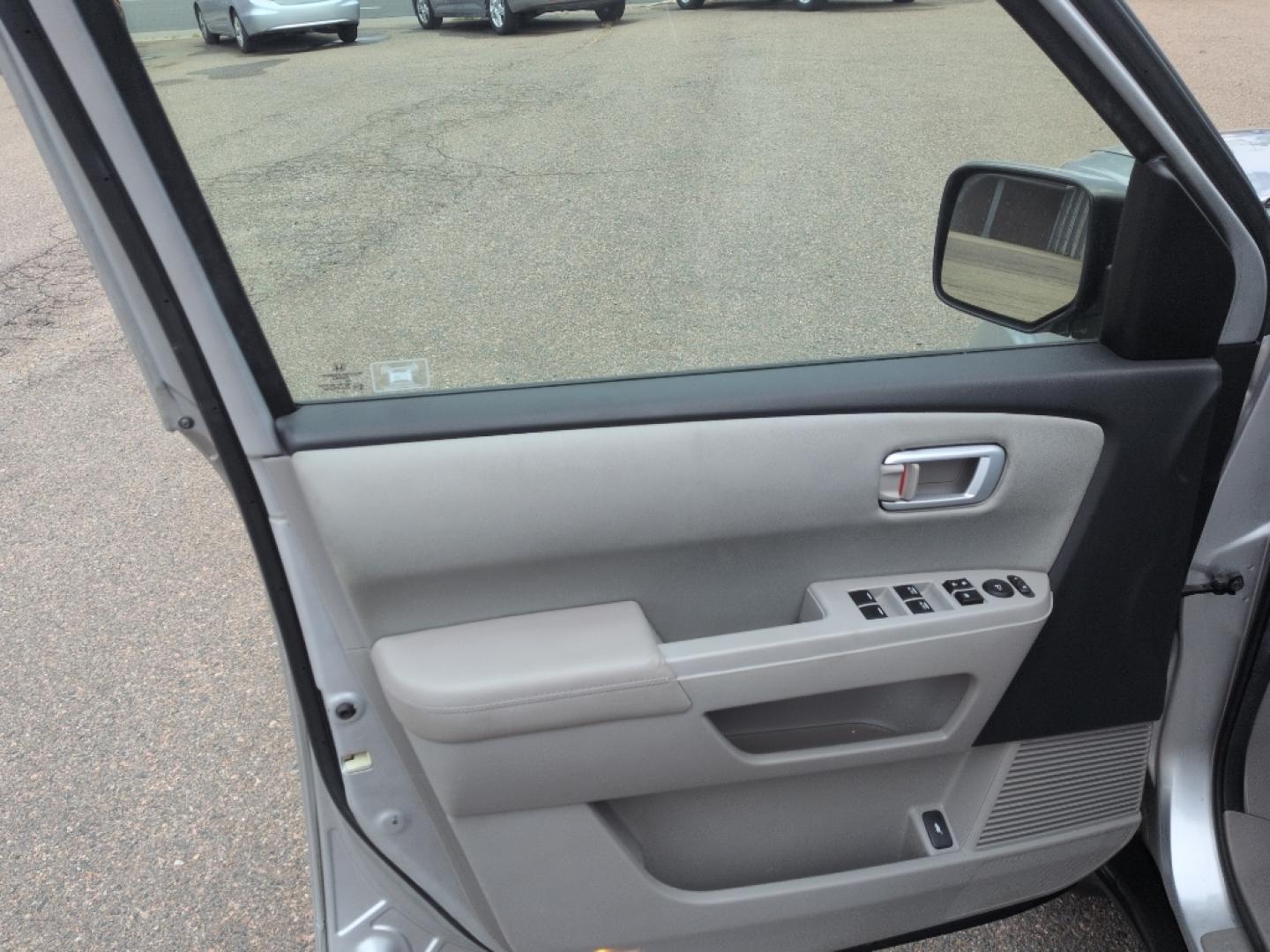 2011 SILVER Honda Pilot EX (5FNYF4H43BB) with an V6, 3.5L engine, Automatic transmission, located at 10890 W. Colfax Ave., Lakewood, CO, 80215, (303) 274-7692, 39.739914, -105.120132- Photo#8